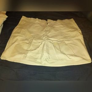 24W Tan/beige Skort side pockets and back pockets